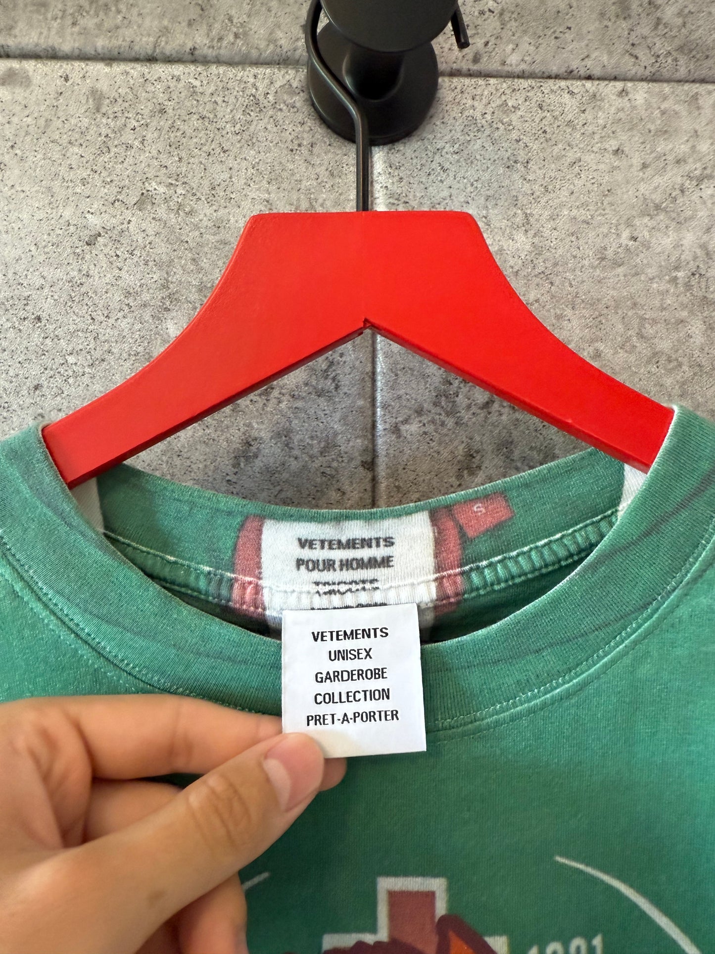 Vetements hug me t shirt