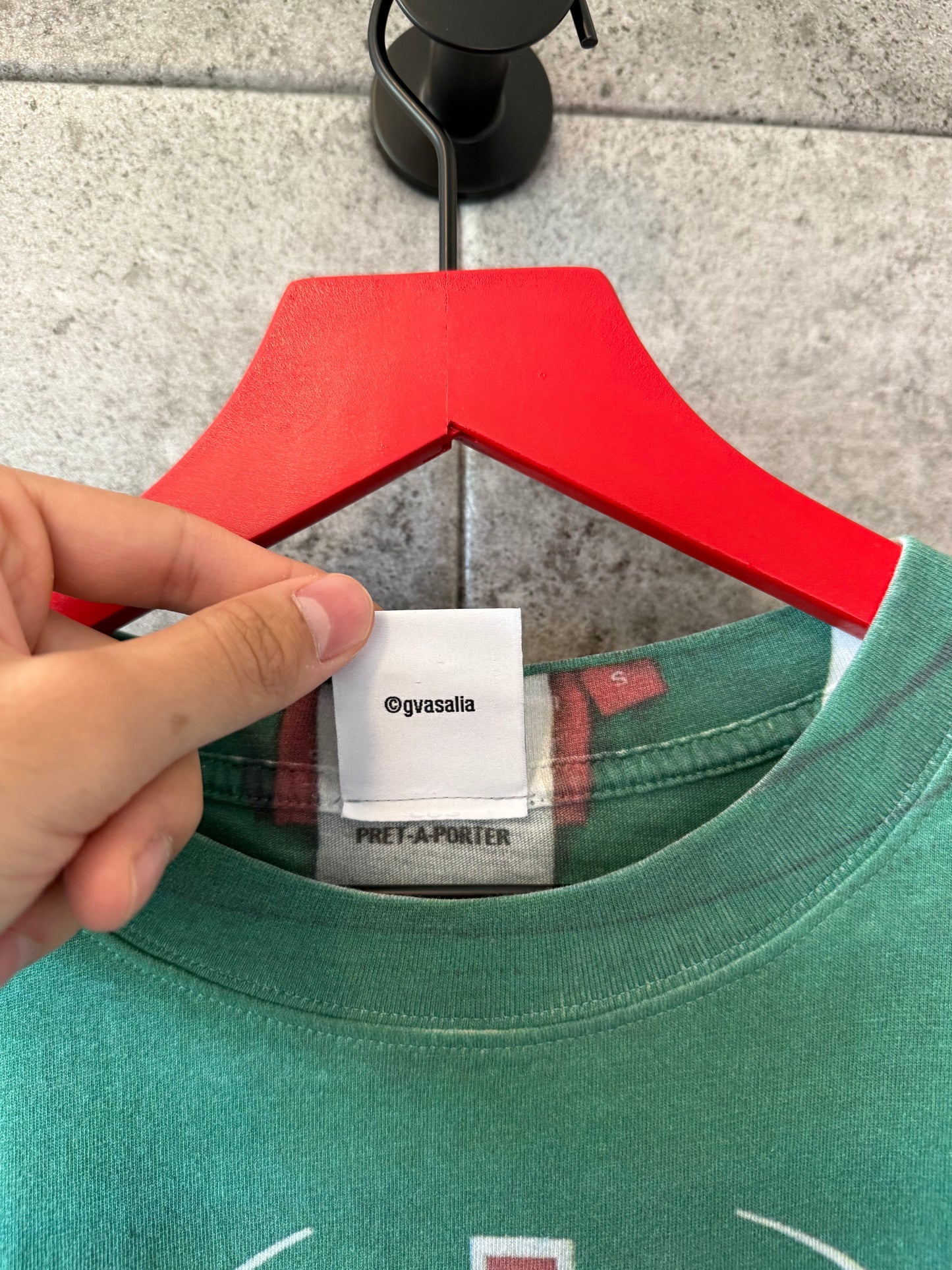 Vetements hug me t shirt